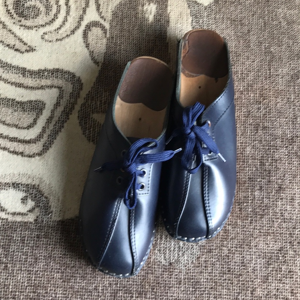 Troentorps lace up clogs in Navy